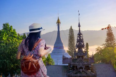 Bayan gezgin, sabah vakti tapınağı ve sisli havayı ziyaret ediyor. Tayland 'da Mae Hong' un oğlu, Doi Kong Mu 'nun, Tayland' ın kuzey kesimindeki turistik mekan olduğunu söylüyor.