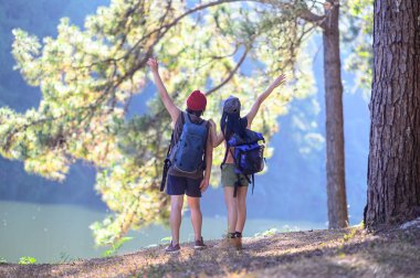 Sevgili çiftler birlikte tatlı zaman geçiriyorlar. Balayı kampı sırasında orman ormanında, yıl dönümünde birlikte tatlı zaman geçiriyorlar. 