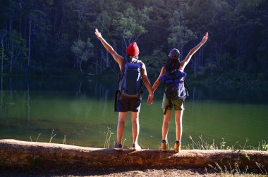 Kronometrede duran çift aşığı, orman ormanlarında geziyor, deniz kenarında vahşi doğa.