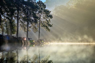 Sabah sisli ve sisli doğası, Tayland 'ın kuzey kesimindeki turistler için popüler yer olan Pang Oung, nehir kıyısındaki dere kıyısında akıyordu.