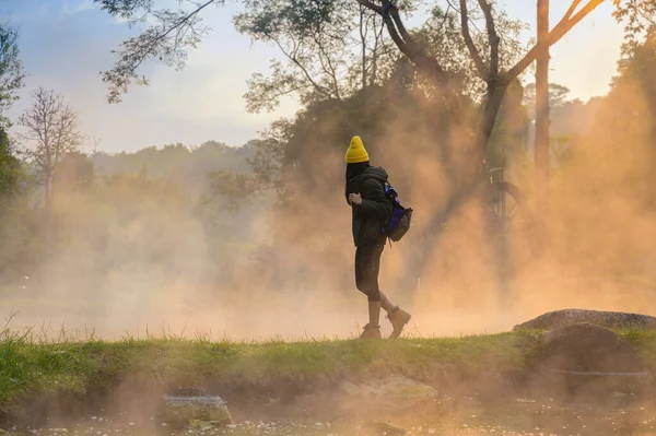 Donna Trekking Sola Sul Lago Montagna Foresta Con Acqua Termale — Foto Stock