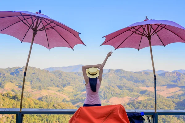 Viaggiatore Donna Seduto Sulla Terrazza Del Caffè Godere Vista Paesaggio — Foto Stock