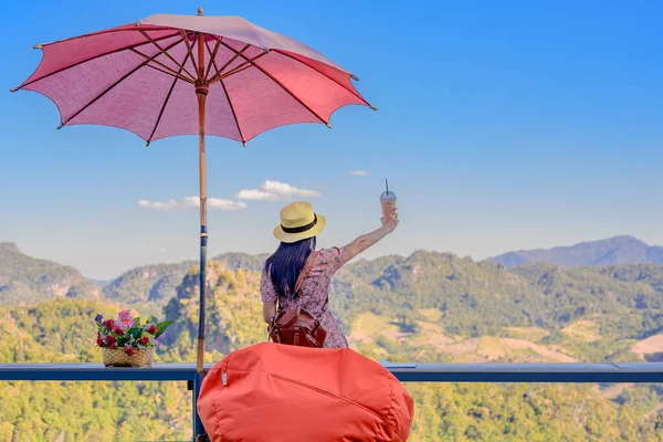 Woman Traveller Cheerfully Raise Hand Air Coffe Cup Summertime Vacation — Stock Photo, Image