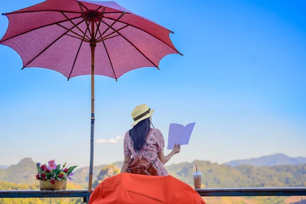 Donna Viaggiatore Relax Seduta Sulla Terrazza Lettura Libro Alla Luce — Foto Stock