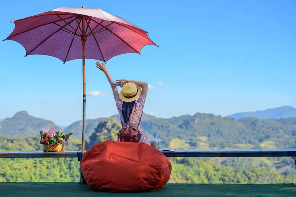 Viaggiatore Donna Seduto Sulla Terrazza Del Caffè Godere Vista Paesaggio — Foto Stock