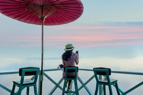 Viaggiatore Donna Rilassarsi Seduti Sulla Terrazza Godere Prende Foto Nebbia — Foto Stock