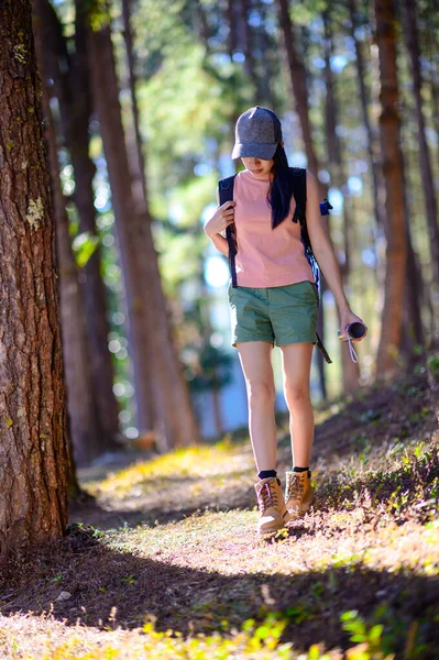 Kvinna Vandring Promenader Till Djupet Skogen Djungeln Utforska Naturen Semester — Stockfoto