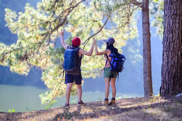 ジャングルの森で新婚旅行のキャンプで一緒に甘い時間の動きのカップルの恋人 一緒に甘い時間 — ストック写真