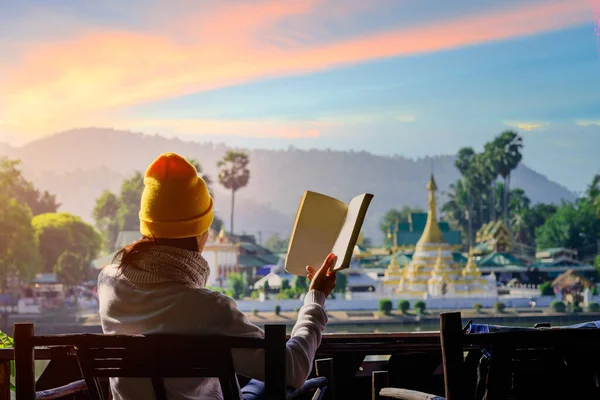 Viaggiatore Donna Rilassarsi Seduto Sulla Terrazza Lettura Libro Alla Luce — Foto Stock