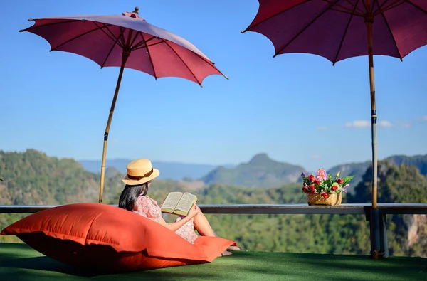 Giovane Donna Seduta Sul Divano Cuscino All Aperto Sulla Terrazza — Foto Stock