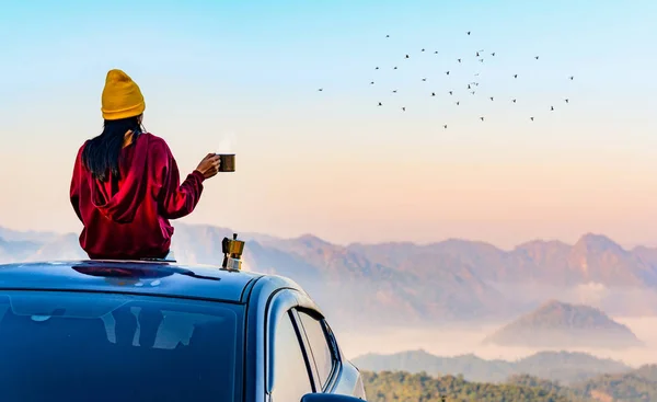 Woman Traveller Enjoy Coffee Time Her Owns Roof Car Scenery — Stock Photo, Image