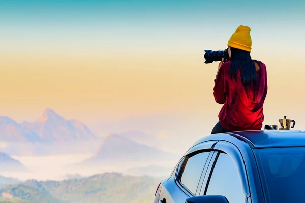 Woman Traveller Photographer Sitting Takes Photo Shot Her Owns Roof — Stock Photo, Image