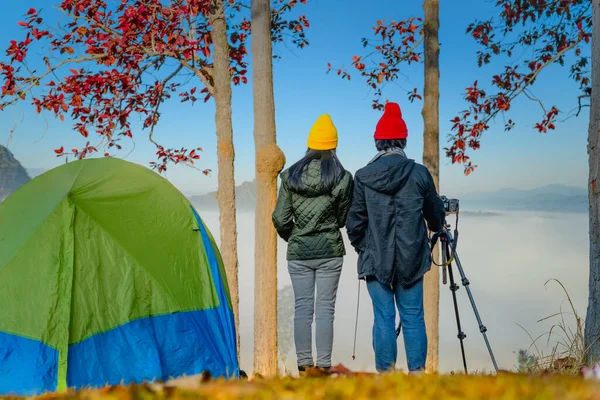 Casal Amante Campista São Desfrutar Vida Natureza Viagem Pico Montanha — Fotografia de Stock