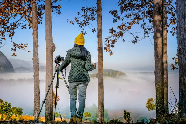 Viaggiatore Donna Fotografo Movimento Godere Natura Moning Della Nebbia Nebbia — Foto Stock