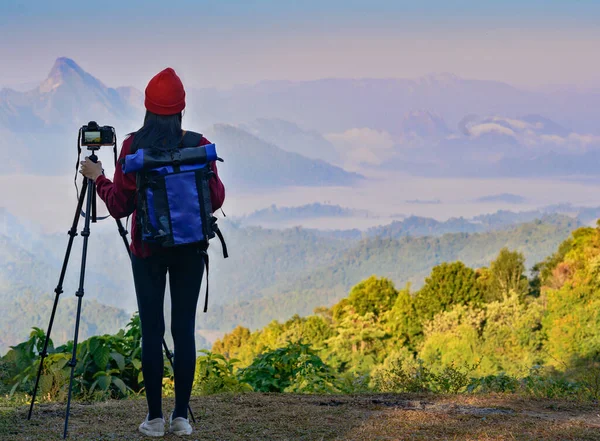 Donna Fotografo Professionista Viaggio Verso Vetta Della Montagna Auto Trasporto — Foto Stock