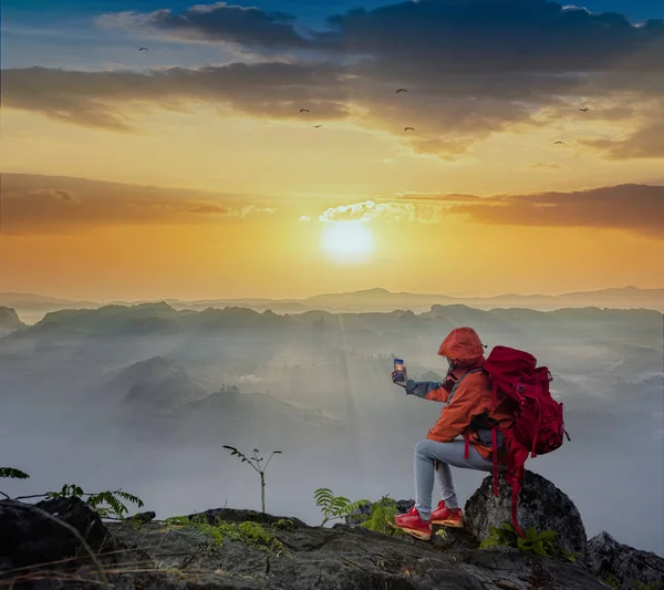 Viaggiatore Donna Godere Scattare Foto Sulla Montagna Foresta Picco Con — Foto Stock