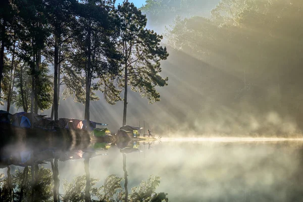 タイ北部の観光客のための人気のある場所 パンオウンの田舎の湖川の小川の上に流れる霧と霧の朝の性質 — ストック写真