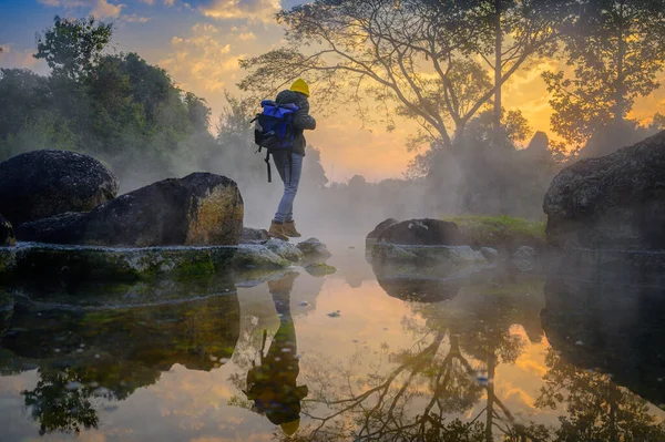 Mujer Trekking Solo Lago Montaña Del Bosque Con Agua Termal — Foto de Stock