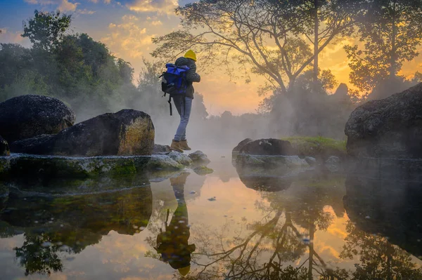 Žena Trekking Sám Jezeře Lesní Hory Horkou Pramenitou Vodou Tekoucí — Stock fotografie