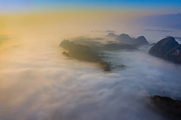 Vue Aérienne Paysage Brouillard Brouillard Coulant Entre Les Montagnes Collines — Photo