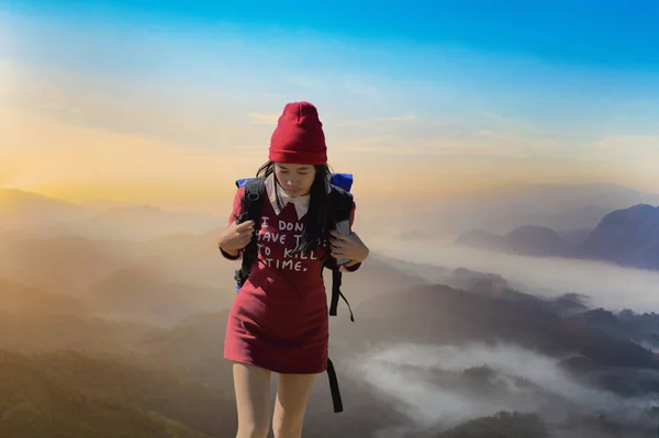 Mulher Caminhando Sozinha Até Pico Montanha Montanhosa Procurando Vista Panorâmica — Fotografia de Stock