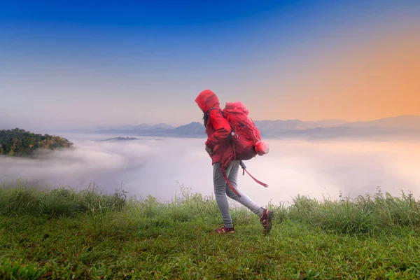 Woman Trekking Alone Peak Hill Mountain Looking Scenery View Mist — Stock Photo, Image