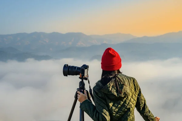 Young Woman Traveller Photographer Top Peak Mountain Jungle Forest Alone — Stock Photo, Image