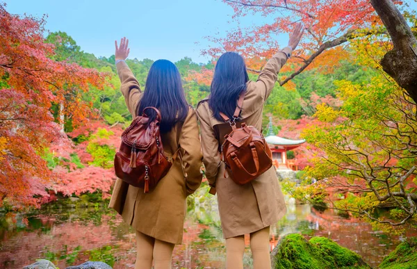 Mujer Turista Viajero Disfrutar Felicidad Ver Paisaje Vista Del Pueblo —  Fotos de Stock