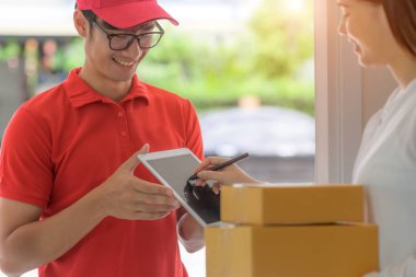 Paketleri müşteriye göndermekle görevli teslimatçı çocuk, imzalı cihaz internetten tamamlanmış pakete gönderildi.
