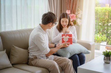 Sevgiliye evlilik teklifi ve teklif hediyesi. Mutlu ve keyifli bir birliktelik.