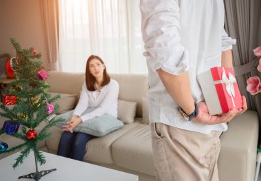 Erkek çift aşığının hediye kutusu. Kadınlara hediye vermeye hazır. Bayramlarda sürpriz. Çiftler için mutlu ve karşılama zamanı.