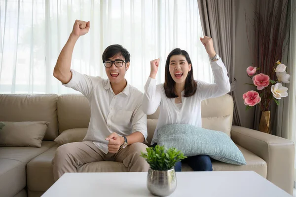 Esposa Marido Desfrutar Alegremente Assistindo Entretenimento Casa — Fotografia de Stock