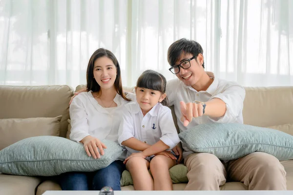 Família Feliz Assistindo Entretenimento Juntos Sala Estar Fim Semana Férias — Fotografia de Stock