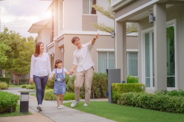 Aile, yeni model evde yürüyor. Yaşamın geleceğini arıyor. Yeni aile, yeni evle tanışıyor.