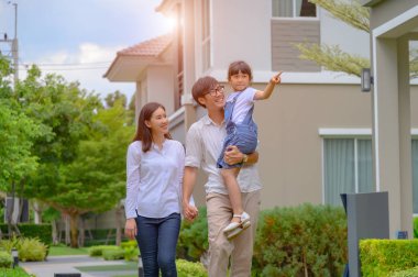 Aile, yeni model evde yürüyor. Yaşamın geleceğini arıyor. Yeni aile, yeni evle tanışıyor.