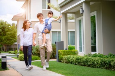 Aile, yeni model evde yürüyor. Yaşamın geleceğini arıyor. Yeni aile, yeni evle tanışıyor.