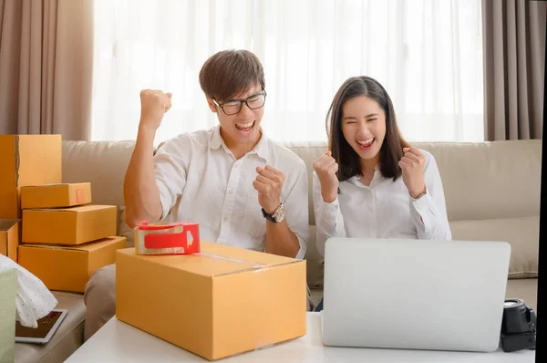 Couple Lover Cheerfully Selling 2Nd Hand Used Dresses Clothes Online — Stock Photo, Image