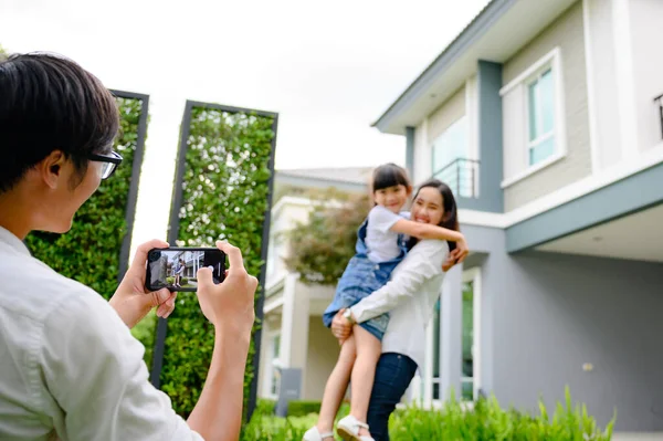 Mão Pai Segurando Dispositivo Móvel Levando Família Fotos Com Casa — Fotografia de Stock