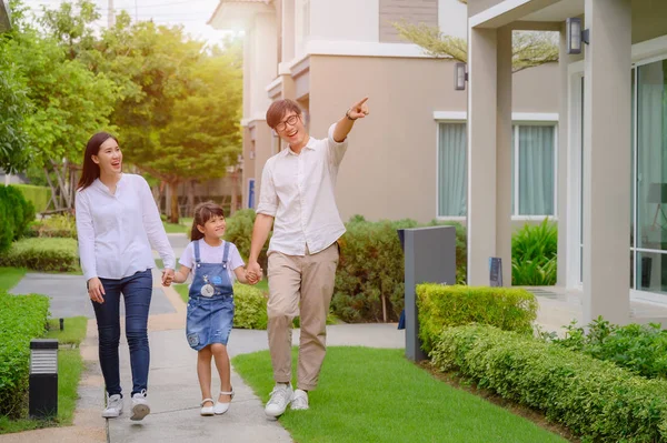 Família Andando Sobre Modelo Nova Casa Procura Vida Futura Nova — Fotografia de Stock