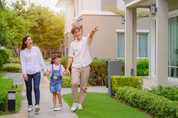 Aile, yeni model evde yürüyor. Yaşamın geleceğini arıyor. Yeni aile, yeni evle tanışıyor.