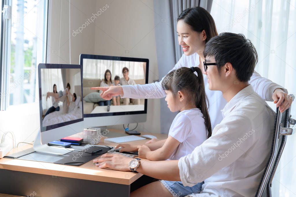 family member take care and teach kid learning on line internet on appropriate content of website for kids