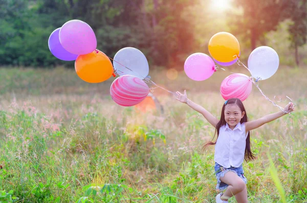 Kinder Spielen Auf Der Wildblumenwiese Mit Bunten Luftballons Den Händen — Stockfoto