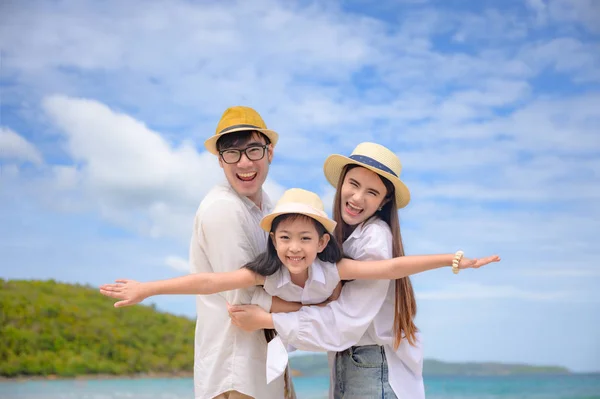 Família Feliz São Desfrutar Viagem Praia Mar Juntos Férias Longas — Fotografia de Stock