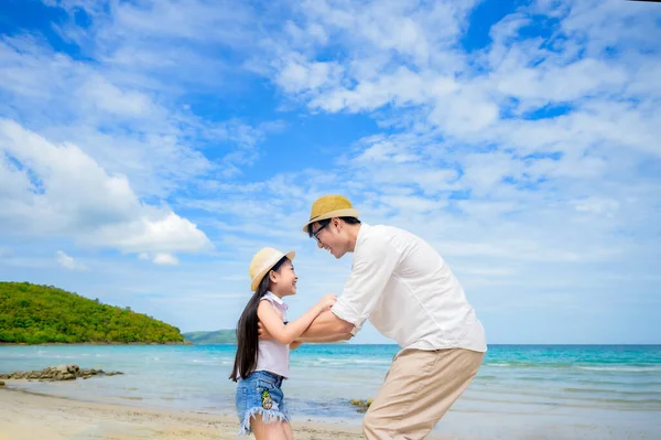 父亲牵着拖鞋在海滩上飞来飞去 一起玩乐度假 父亲和拖鞋度假 父亲一个人照顾孩子 — 图库照片