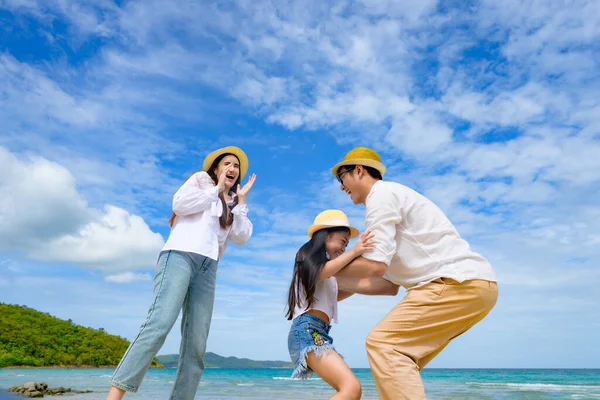 Grupo Familias Felices Disfrutan Viaje Playa Mar Juntos Vacaciones Largas — Foto de Stock