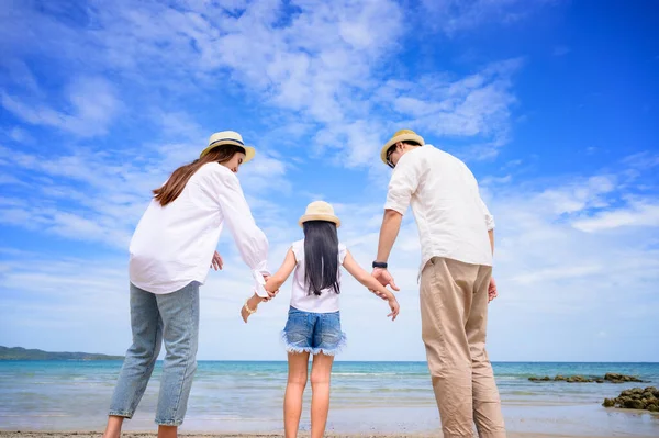 父母牵着孩子的手 关心生活的终点 帮助和帮助孩子成功地生活 — 图库照片