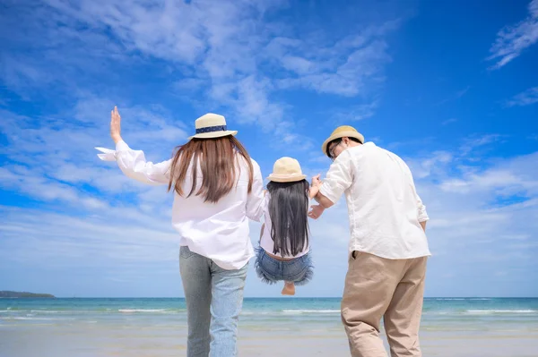 一群快乐的家庭在度假和长假中一起享受海滨之旅 — 图库照片