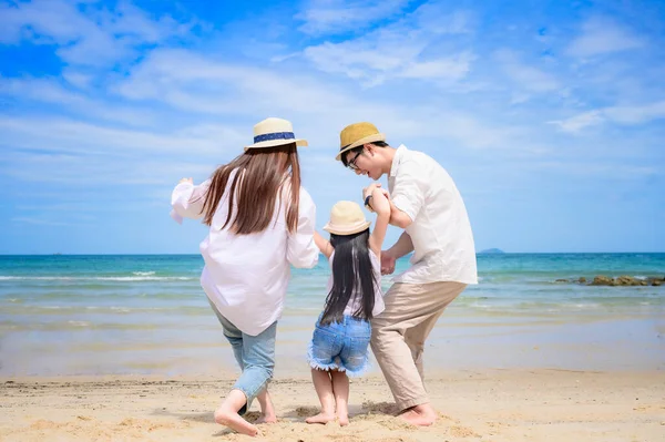 Padre Madre Los Padres Ayudan Mantener Mano Los Niños Cuidado — Foto de Stock