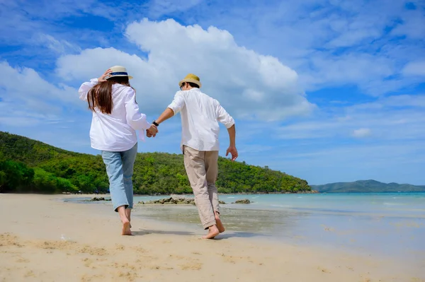 Couple Amoureux Aiment Courir Ensemble Sur Plage Mer Même Direction — Photo