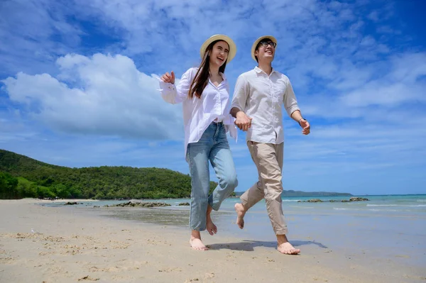 Couple Amoureux Aiment Courir Ensemble Sur Plage Mer Même Direction — Photo